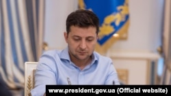 Президент Володимир Зеленський раніше запевнив, що інвестори, які готові вкладати в Україну великі кошти, отримають державну турботу у вигляді «інвестиційної няні»