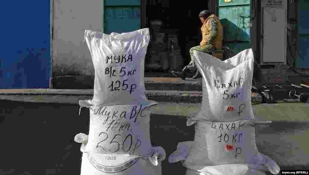 Цукор на «Привозі» дорожчий, ніж в «Ашані» і в «Сільпо», але значно дешевший, ніж у «Фуршеті», 55 рублів за кілограм (16 гривень). Ціна на цукор тут за останні три тижні не змінювалась