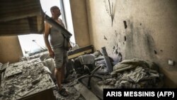 Чоловік у своєму зруйнованому будинку, в якому ракета пробила ліжко. Місто Лисичанськ Луганської області, 7 червня 2022 року