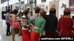 Türkmen studentleri ýyllarboýy häkimiýetleriň guramaçylygyndaky köpçülikleýin çäreleriň mejbury tomaşaçylary. Türkmenistan (arhiw suraty) 