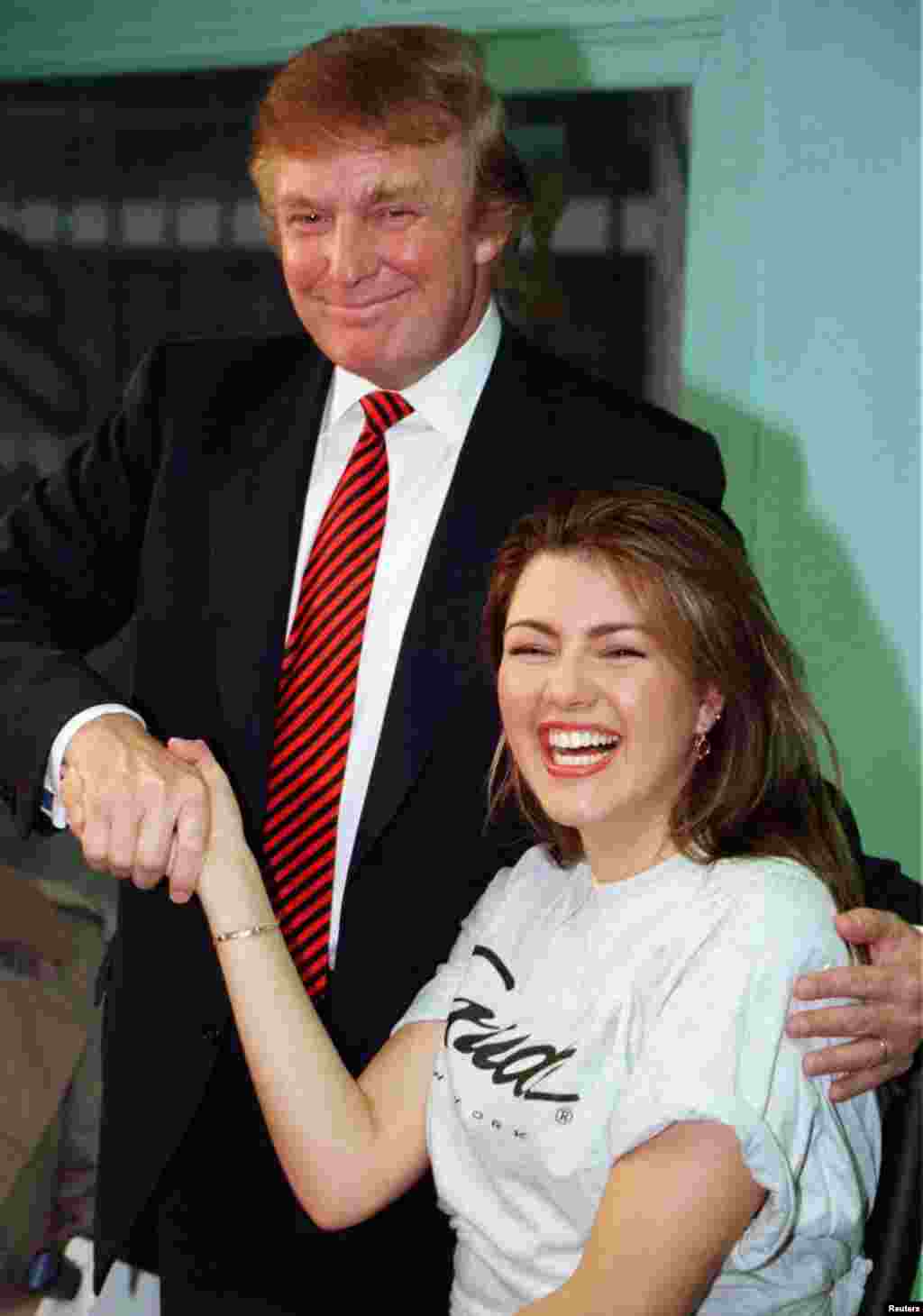 1996-жылы Трамп "Аалам сулуусу" сынагынын ээси болгон. Ошол жылы титулду жеңип алган Алисия Мачадо кийин "Трамп мени мазактады" деп айыптап чыккан. 