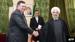 حسن روحانی ئ پاتریک پویان (مدیر اجرایی شرکت نفتی توتال، در پاریس،ژانویه ۲۰۱۶