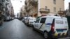 Протестувальники блокують автомобіль правоохоронців, в який посадили Саакашвілі