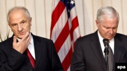 Predsednik Kosova Fatmir Sejdiu i američki ministar odbrane Robert Gejts u Prištini, 7. oktobar 2008.