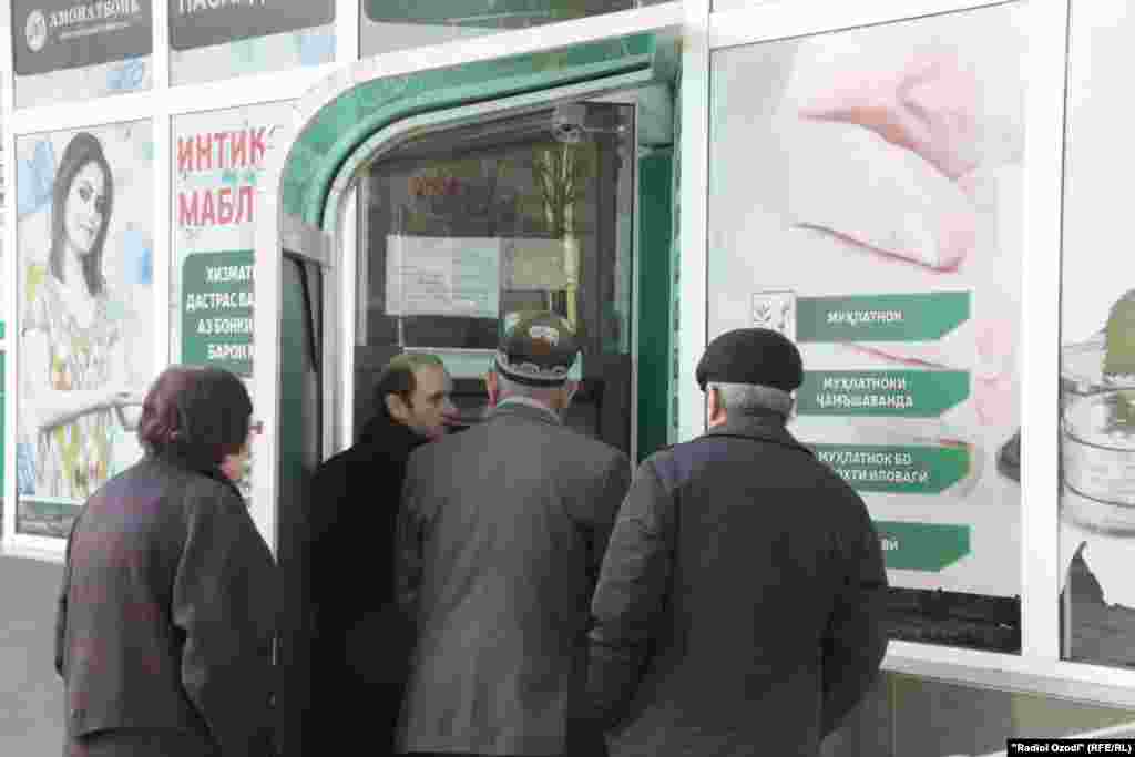 Хабарнигори радиои Озодӣ мегӯяд, дигар навбатпоиҳо дар назди банкоматҳо мушоҳида намешавад 