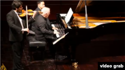 Daniel Barenboim și fiul său Michael, în concert la Doha, Qatar, în ianuarie 2013