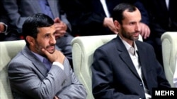 محمود احمدی‌نژاد و معاون سابق او، حمید بقایی. آقای احمدی‌نژاد در آخرین روزهای ریاست جمهوری خود، ۱۶ میلیارد تومان از حساب دولت به حساب مشترک خود و آقای بقایی انتقال داد