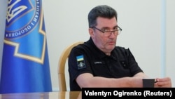 «Якщо ми будемо працювати, то це будуть тільки військові об’єкти, які безпосередньо мають відношення до тих процесів, які відбуваються на фронті», – сказав Олексій Данілов