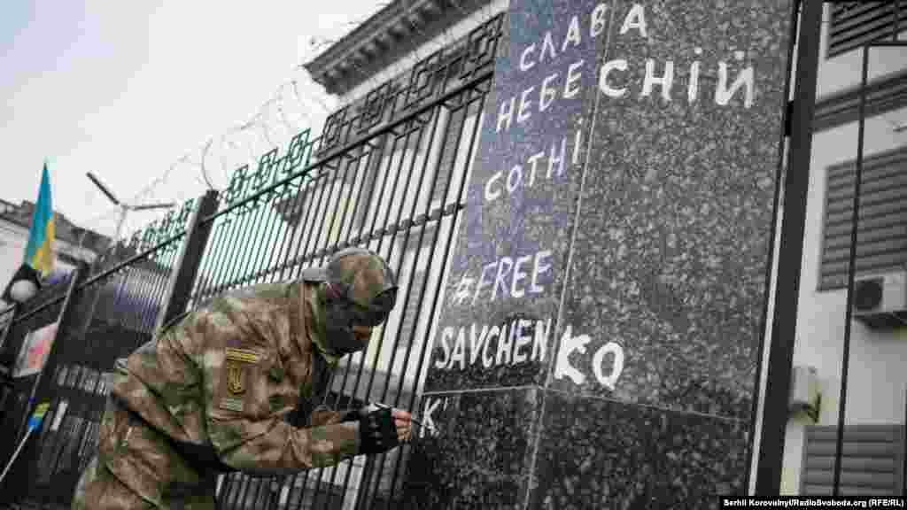 «Стрыт-арт» на плоце расейскай амбасады. 