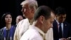 Прэзідэнт ЗША Дональд Трамп і прэм'ер-міністр Расеі Дзьмітрый Мядзьведзеў (зьлева) на ўрачыстай вячэры на саміце Асацыяцыі дзяржаў Паўднёва-Усходняй Азіі ў Маніле, 12 лістапада 2017 году.