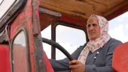 'Ova zemlja je naša': Palestinka dobila dozvolu za traktor kako bi pomogla u obrađivanju zemlje