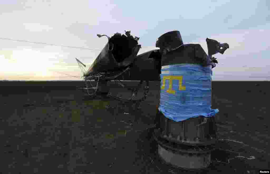 Підірвана опора ЛЕП, доступ до якої блокують активісти акції громадянської блокади Криму