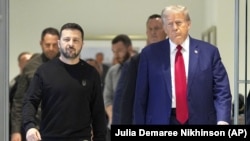 Президент США Дональд Трамп повідомив, що президент України Володимир Зеленський, ймовірно, відвідає США 28 лютого, і сторони мають підписати угоду щодо корисних копалин (на фото Зеленський і Трамп у Нью-Йорку, США, 27 вересня 2024 року )