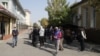 Маркум Мухамед Каныбек уулунун жакындары Ош облустук прокуратурасынын имаратынын алдында.