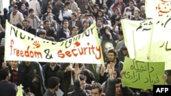 صحنه‌ای از تجمع های دانشجویی روز ۱۶ آذر سال ۸۷ در دانشگاه تهران