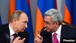 Армения - Президент Армении Серж Саргсян (справа) и президент России Владимир Путин на совместной пресс-конференции в Ереване, 2 декабря 2013 г. 
