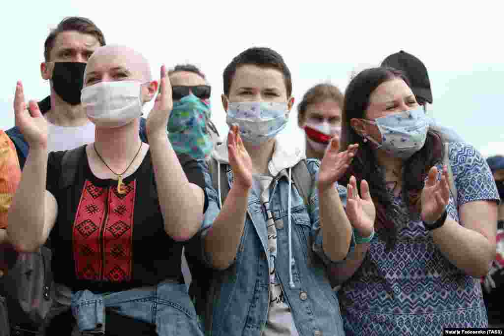 Мітинги та акції опозиції розпочалися більше ніж місяць тому, тоді президент Лукашенко розпорядився про арешти, в тому числі двох основних лідерів опозиції, і звільнив уряд 