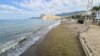 Пляж, усеянный водорослями. Судак. Июнь 2025 года.