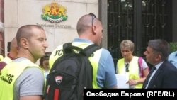 Данаил Кирилов (вдясно) отрече на 5 юли пред представители на протестиращите надзиратели заместникът му Николай Проданов да е притискал Васил Миладинов сам да напусне.
