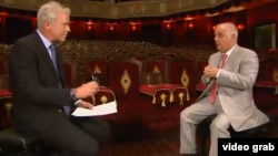 Ziaristul Nick Klerk și Daniel Barenboim în emisiunea „Talk to Al Jazeera”