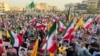 Etirazçılar Tehranda ABŞ və İsrail əleyhinə şüarları səsləndirərkən İran bayraqları və Ali rəhbər Əli Xameneinin plakatlarını qaldırırlar. 24 iyun 2025
