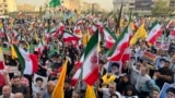 Demonstranti u Teheranu nose iranske zastave i postere vrhovnog vođe ajatolaha Alija Hamneija, uzvikujući slogane protiv SAD i Izraela, 24. jun 2025.