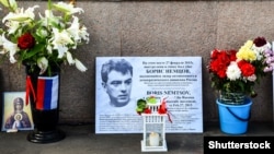 Оппозициячыл лидер Борис Немцов өлтүрүлгөн жайдагы эскерүү чарасынан. Москва. 2020-жыл. 