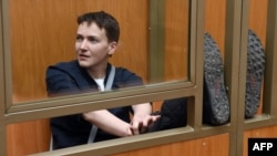 Надзея Саўчанка падчас расейскага суду.