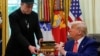 США: Маск отримав від Трампа символічний ключ від Білого дому, залишаючи адміністрацію