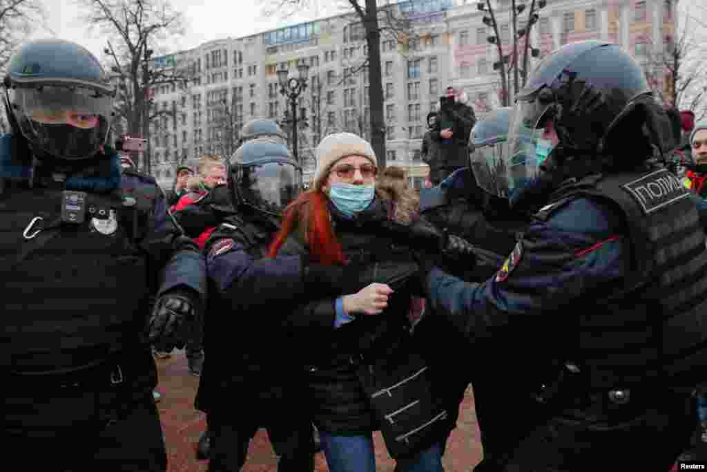 Москвада топту жарып кирген полиция нааразыларды бирден кармап, автобуска салып жатат. Айрымдарын колунан же бутунан көтөрүп барып салышууда. Кээ бирин полициянын колунан алып калып жатышат. 