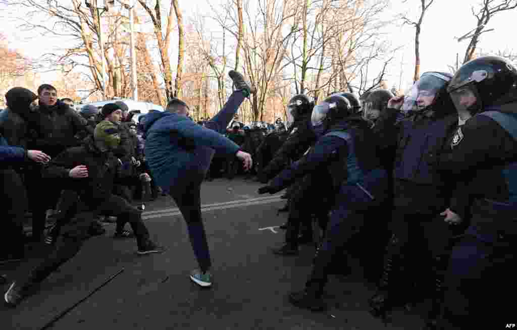 26 осіб затримано, 19 постраждалих звернулися до медиків під час сутичок біля Верховної Ради між супротивниками (в основному представниками «Національних дружин» та «Національного корпусу)» ринку землі і силовиками. Київ, 17 грудня 2019 року ПЕРЕГЛЯНУТИ ФОТОГАЛЕРЕЮ
