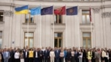 Крымскотатарский флаг перед зданием МИД Украины, 26 июня 2025 года