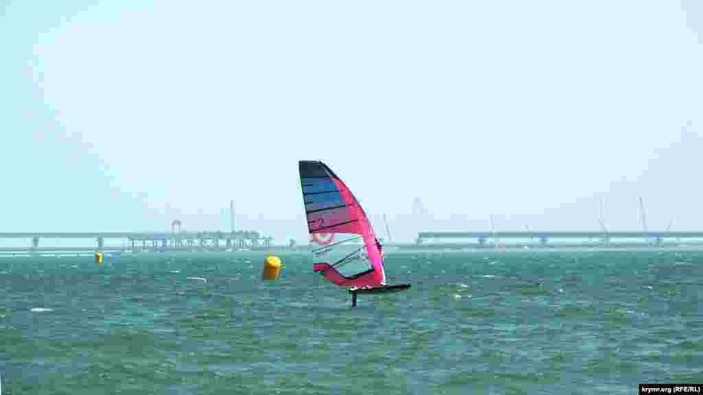 У 2017 році всесвітня вітрильна федерація World Sailing заявила, що Російські змагання з вітрильного спорту в анексованому Криму не будуть визнані Всесвітньою федерацією World Sailing, бо «півострів залишається частиною території України» відповідно до рішень Міжнародного олімпійського комітету і Організації Об'єднаних Націй