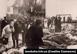 Львів’яни шукають серед розстріляних своїх рідних у подвір’ї в’язниці на Лонцького. 3 липня 1941 року