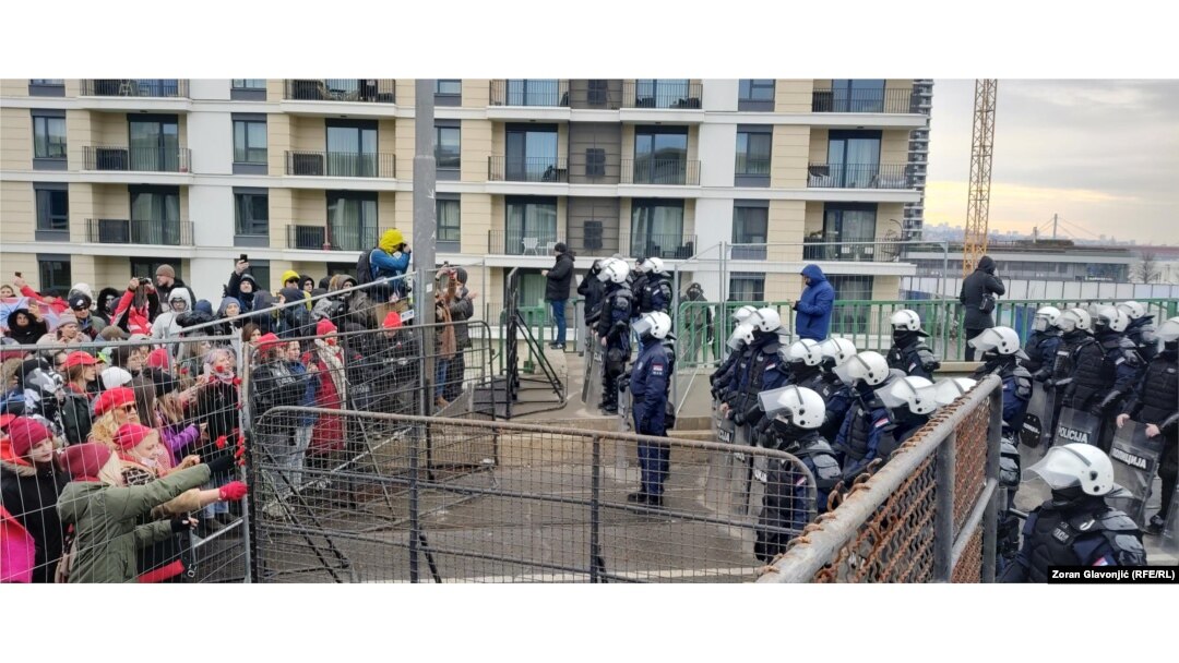 Građani i policija tokom protesta na Starom savskom mostu, Beograd, Srbija, 14. decembar 2024.
