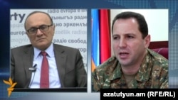 Первый заместитель министра обороны Армении Давид Тоноян дает интервью директору армянской службы Радио Свобода (Радио Азатутюн) Грайру Тамразяну, Ереван, 10 апреля 2016 г.
