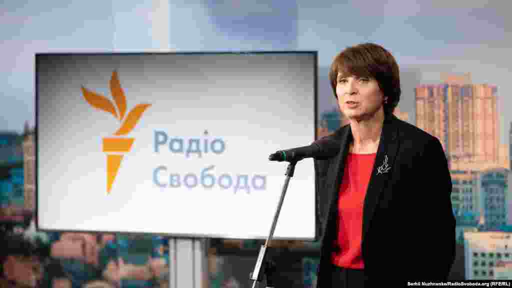 «Хоч більшість з нас в гарних умовах, але зараз у неволі наші колеги: Микола Семена і Станіслав Асєєв. Глушили голос Радіо Свобода за радянських часів, глушать, на жаль, зараз хоча й в інший спосіб на окупованих територіях Донбасу і анексованого Криму» – головний редактор Київського бюро Радіо Свобода Інна Кузнецова