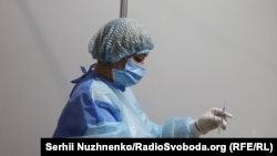 У Києві на базі Міжнародного виставкового центру продовжує роботу Центр вакцинації проти коронавірусної інфекції, такі ж центри діють ще в 9 містах України