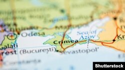 «У Міжнародний день корінних народів світу ми закликаємо Росію припинити жорстокі порушення прав людини кримських татар і залишити суверенну українську територію. Крим – це Україна», – йдеться в повідомленні