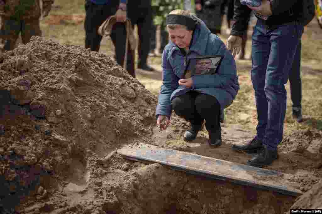 Ирина Тромса 24 жастағы ұлы Богданның қабірінің басында отыр. Богдан Украина әскері сапында соғысып қаза болды. Буча, 23 сәуір 2022 жыл. 