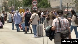 Ljudi koji napuštaju Iran preko graničnog prelaza Agarak s Armenijom, juni 2025.