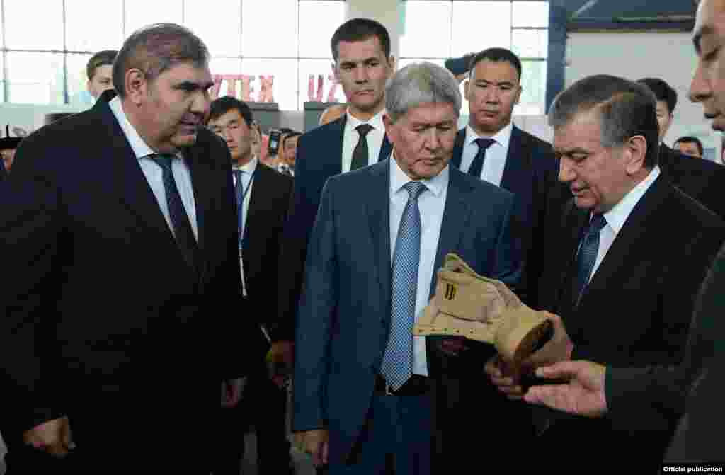 Ўзбекистон - Қирғиз президенти Алмазбек Атамбаев Тошкентга келди¸ Мирзиëев ҳамкасбини аэропортда ўзи кутиб олди.
