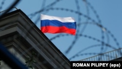 Російський прапор за колючим дротом на будівлі посольства Росії в Києві, 18 вересня 2016 року