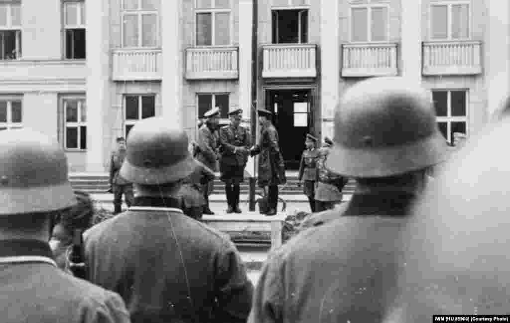 Немисттик полковник Густав-Адольф Рибел менен советтик командир Семен Кривошеин Брестте өткөн советтик-немисттик биргелешкен парадда кол алышууда. 