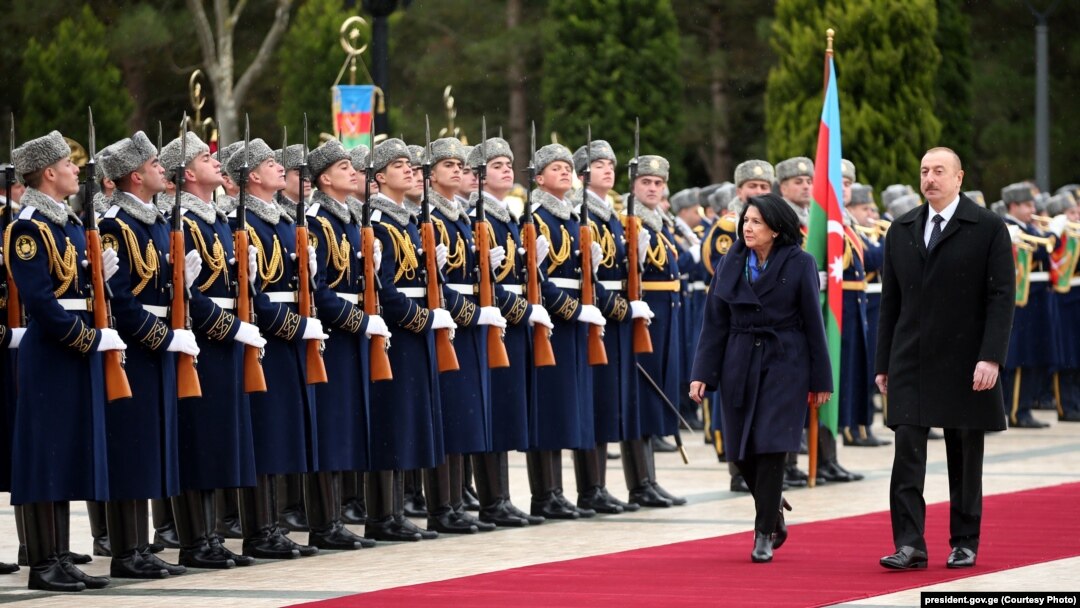 Саломе Зурабишвили и Ильхам Алиев в аэропорту Баку, 27 февраля 2019 г.