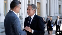Обидві сторони наголосили на важливості ухвалення Конгресом додаткового пакету допомоги для України, заявив Дмитро Кулеба (ліворуч)