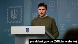 Михайло Подоляк припустив, що Москва намагається змусити Білорусь до безпосередньої участі у війні не лише для того, аби покрити «дефіцит своєї військової спроможності»