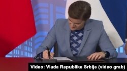 Премьер-министр Сербии Ана Брнабич подписывает соглашение о свободной торговле с ЕАЭС. Москва, 25 октября 2019 года.