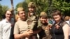 Семья с георгиевскими ленточками на груди празднует День Победы. Алматы, 9 мая 2014 года.