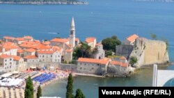 Skučene saobraćajnice, manjak infrastrukture i zelenila, balkoni koji gledaju u zidove – to je svakodnevica Budve 